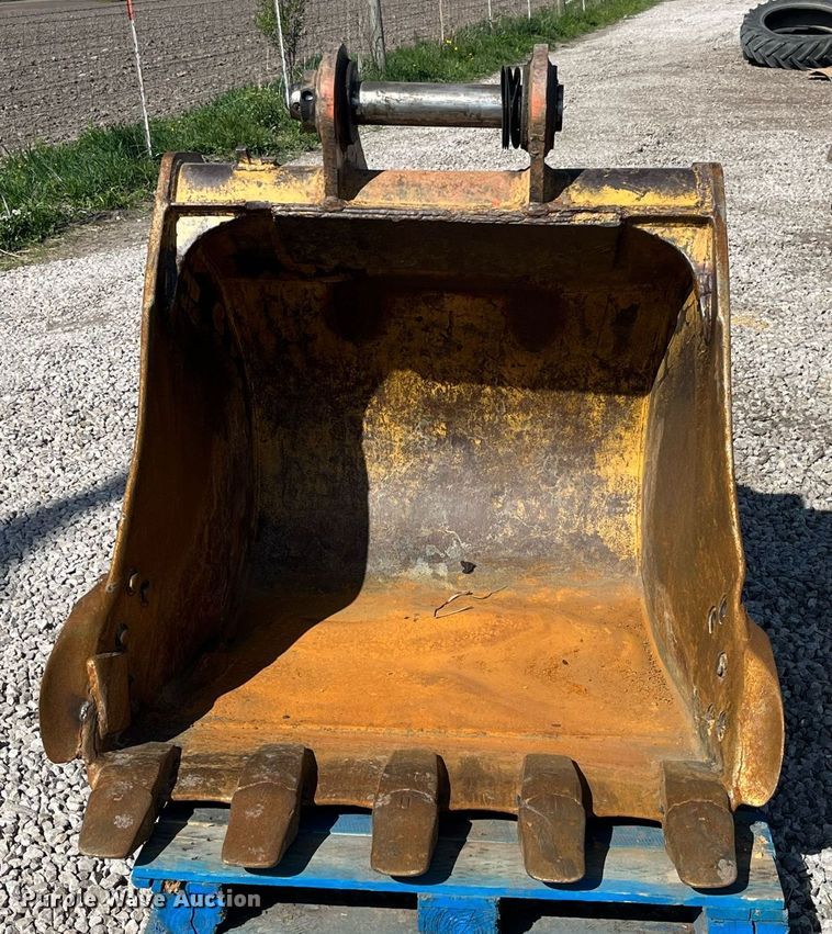 image for item LA9937 42" W excavator bucket