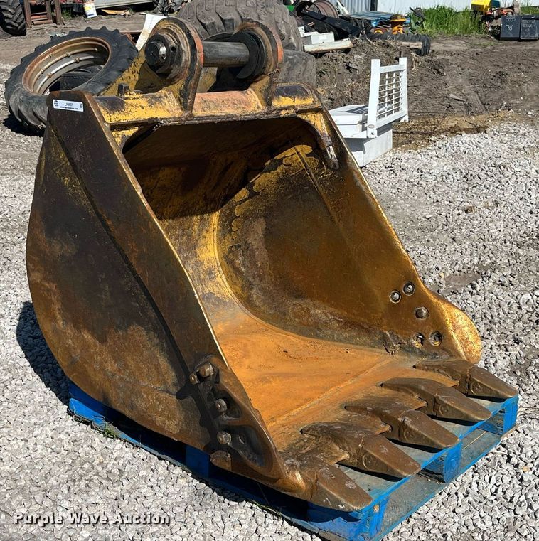 image for item LA9937 42" W excavator bucket