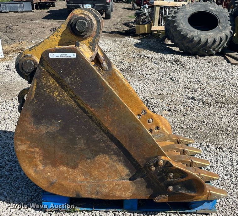 image for item LA9937 42" W excavator bucket