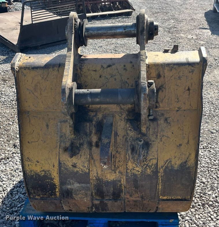 image for item LA9937 42" W excavator bucket