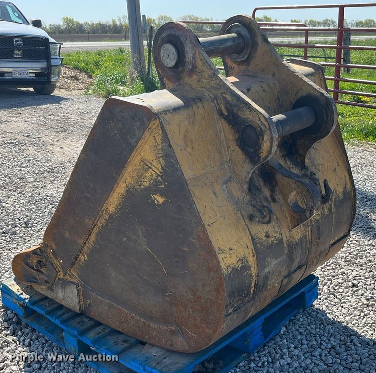 image for item LA9937 42" W excavator bucket