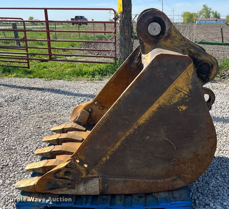 image for item LA9937 42" W excavator bucket