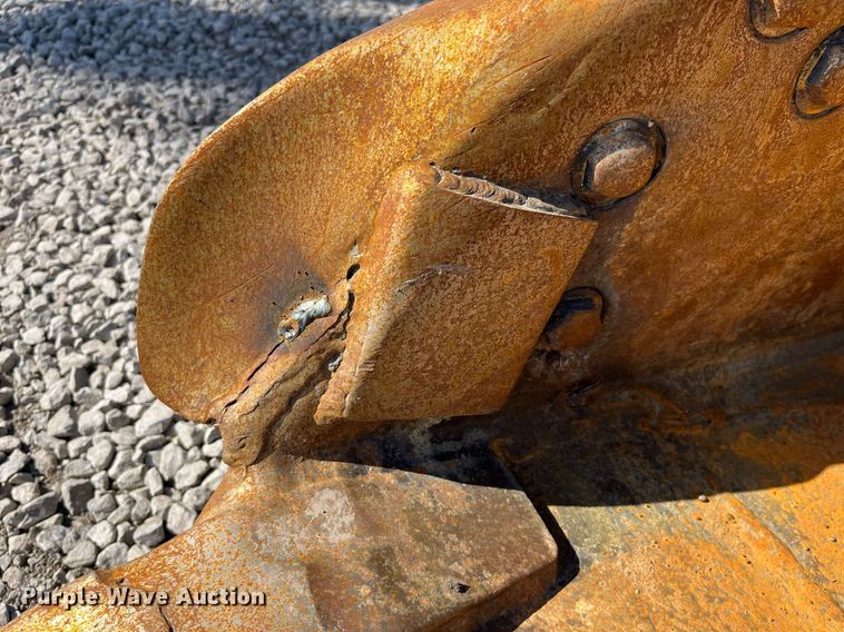 image for item LA9937 42" W excavator bucket