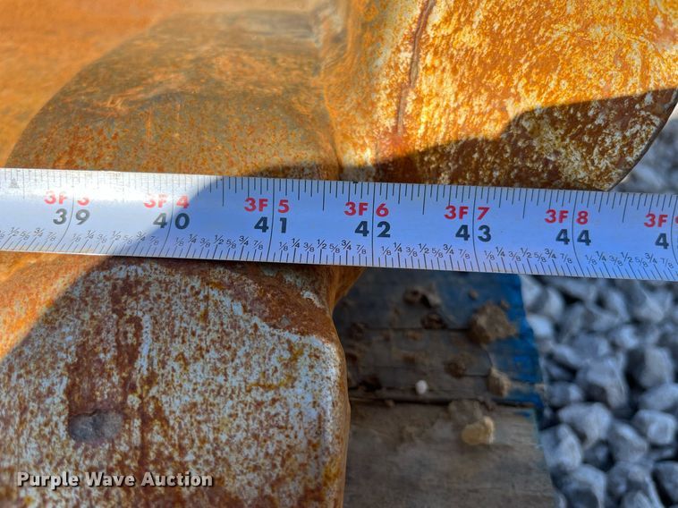 image for item LA9937 42" W excavator bucket