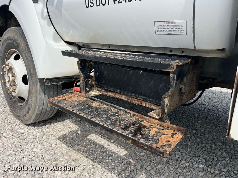 image for item LA9947 2007 Ford F750 Super Duty XL  chipper truck