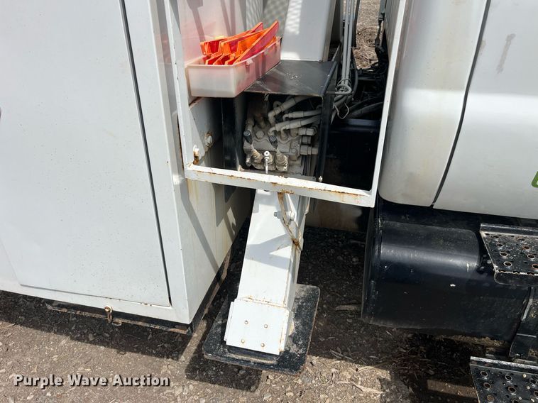 image for item LA9948 2006 Ford F750  forestry bucket truck