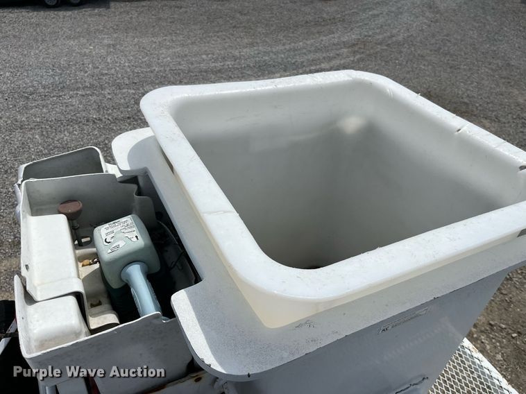 image for item LA9948 2006 Ford F750  forestry bucket truck