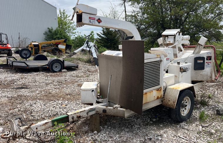 image for item LA9949 2015 Morbark Beever M12R  wood chipper