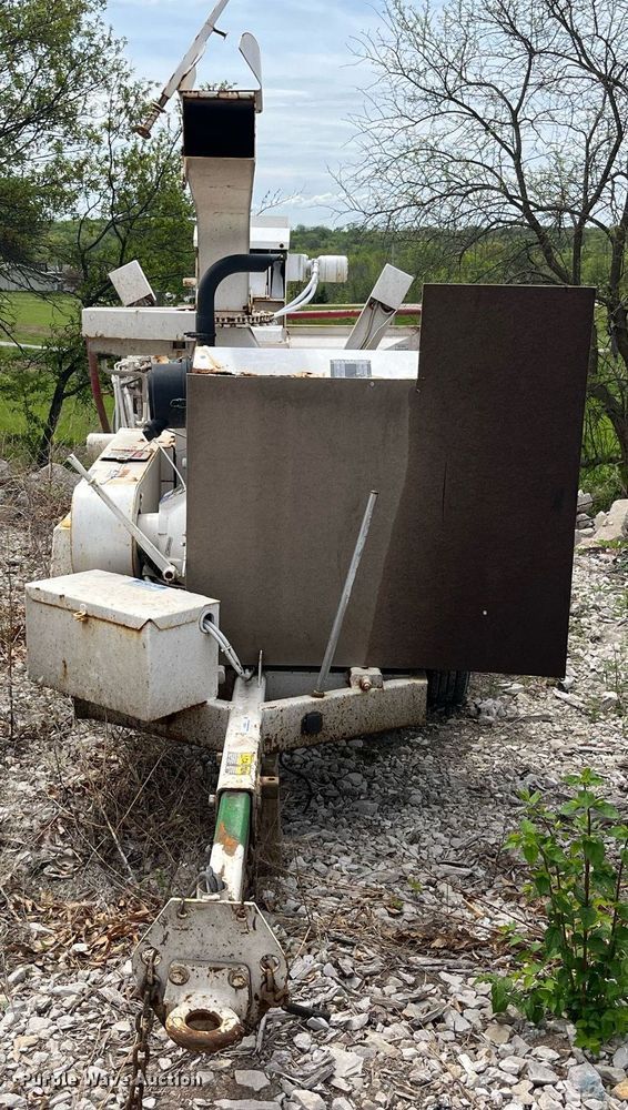 image for item LA9949 2015 Morbark Beever M12R  wood chipper