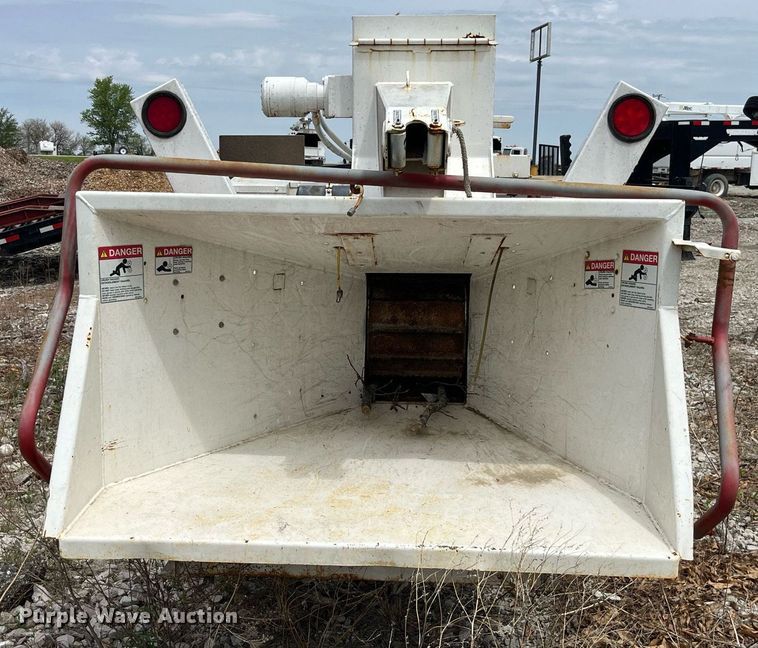 image for item LA9949 2015 Morbark Beever M12R  wood chipper