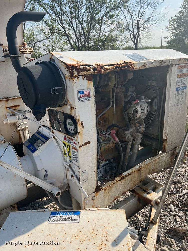 image for item LA9949 2015 Morbark Beever M12R  wood chipper