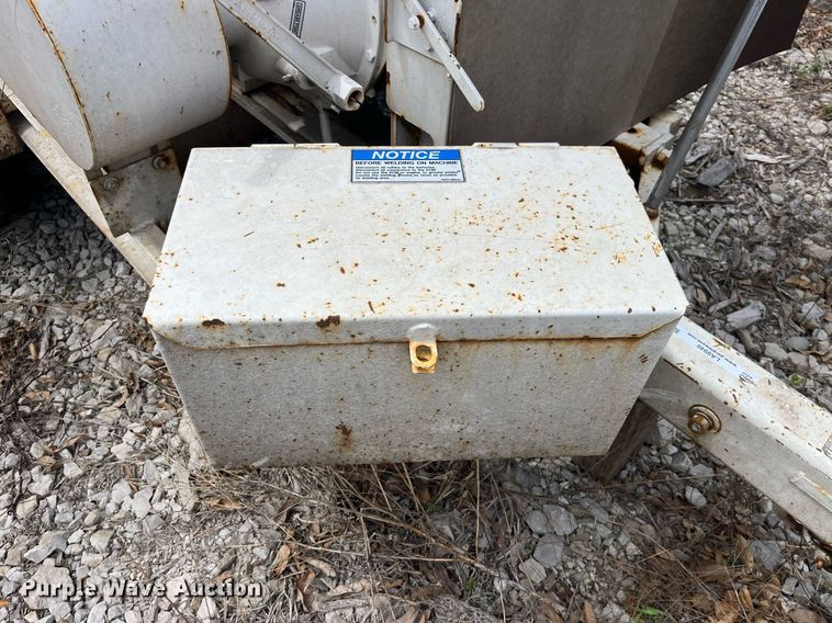 image for item LA9949 2015 Morbark Beever M12R  wood chipper