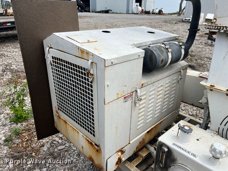 image for item LA9949 2015 Morbark Beever M12R  wood chipper