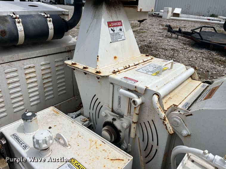 image for item LA9949 2015 Morbark Beever M12R  wood chipper