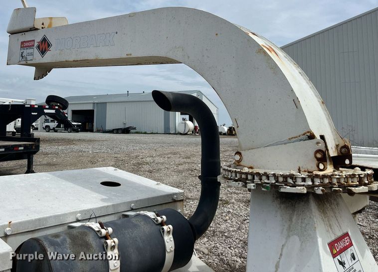 image for item LA9949 2015 Morbark Beever M12R  wood chipper