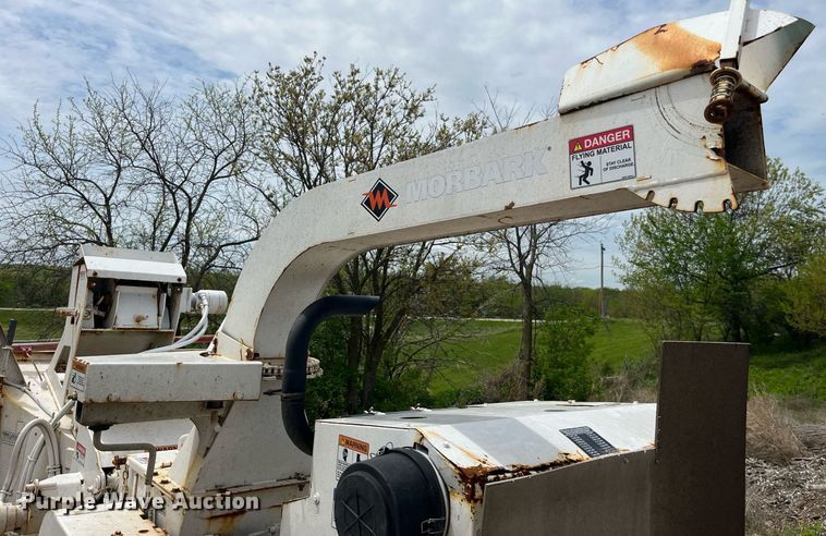 image for item LA9949 2015 Morbark Beever M12R  wood chipper