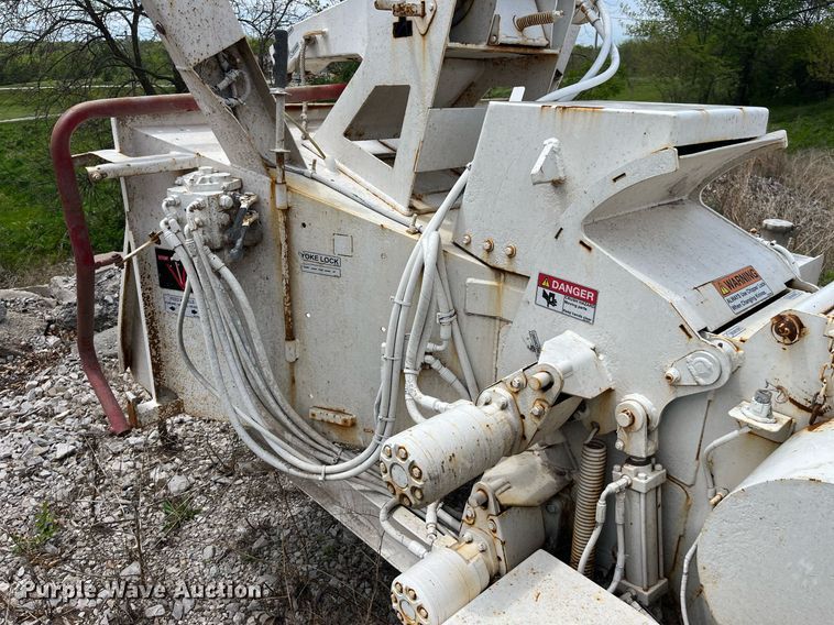 image for item LA9949 2015 Morbark Beever M12R  wood chipper