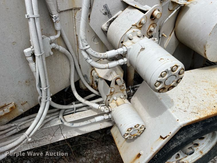 image for item LA9949 2015 Morbark Beever M12R  wood chipper