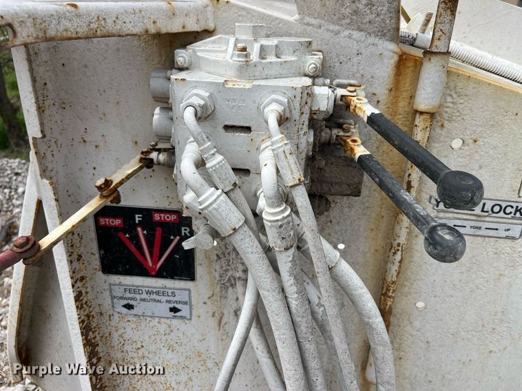 image for item LA9949 2015 Morbark Beever M12R  wood chipper