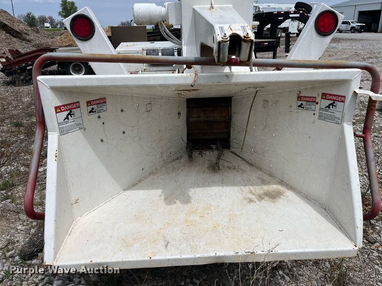 image for item LA9949 2015 Morbark Beever M12R  wood chipper