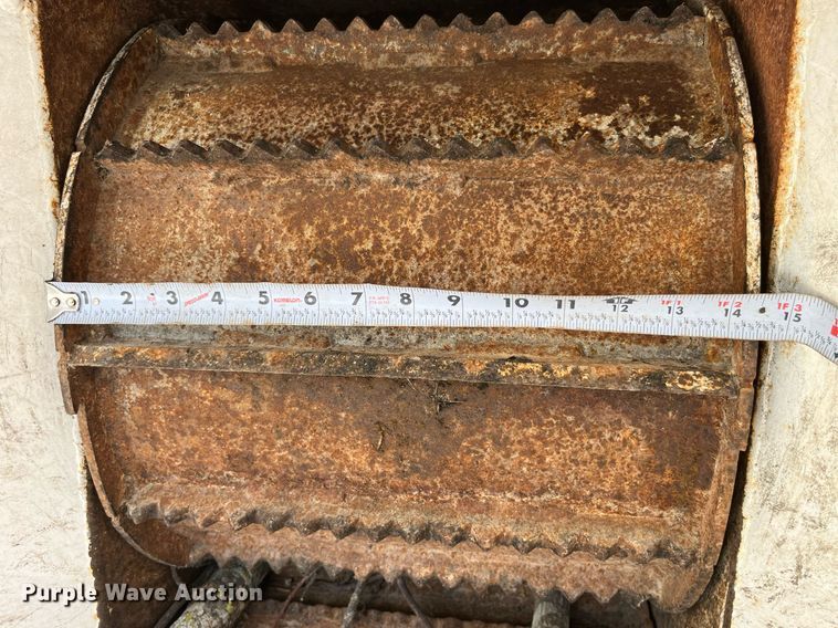 image for item LA9949 2015 Morbark Beever M12R  wood chipper