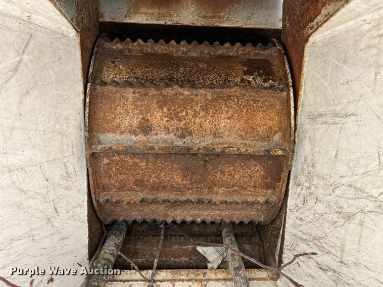 image for item LA9949 2015 Morbark Beever M12R  wood chipper