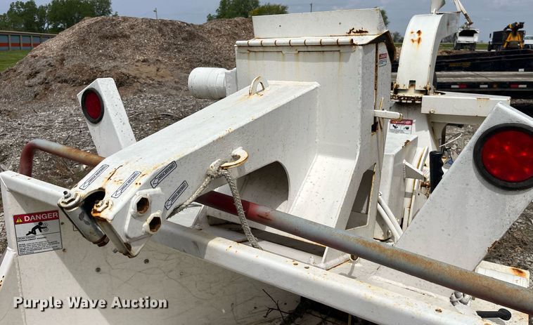 image for item LA9949 2015 Morbark Beever M12R  wood chipper