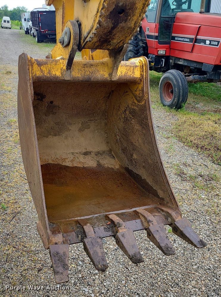 image for item LE9042 1999 John Deere 310E  backhoe