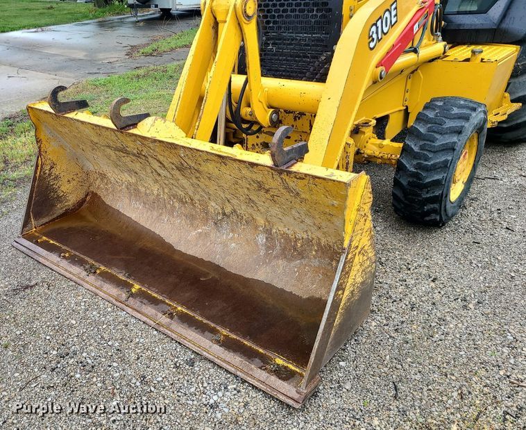 image for item LE9042 1999 John Deere 310E  backhoe
