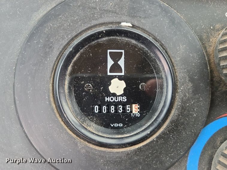 image for item LE9042 1999 John Deere 310E  backhoe