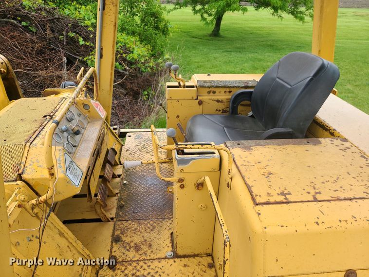 image for item LE9056 1974 Caterpillar 977L  track loader