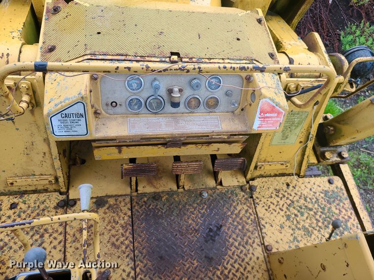 image for item LE9056 1974 Caterpillar 977L  track loader