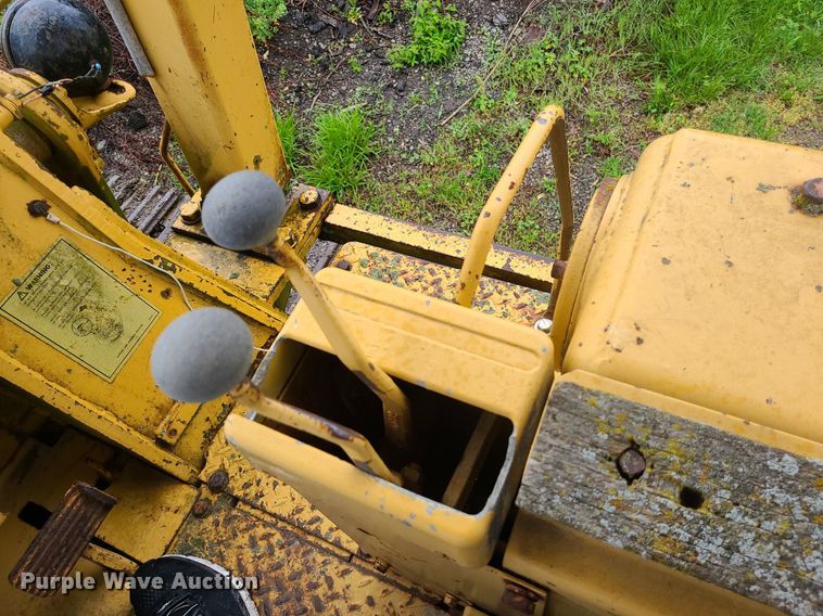 image for item LE9056 1974 Caterpillar 977L  track loader