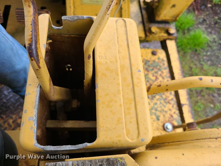image for item LE9056 1974 Caterpillar 977L  track loader