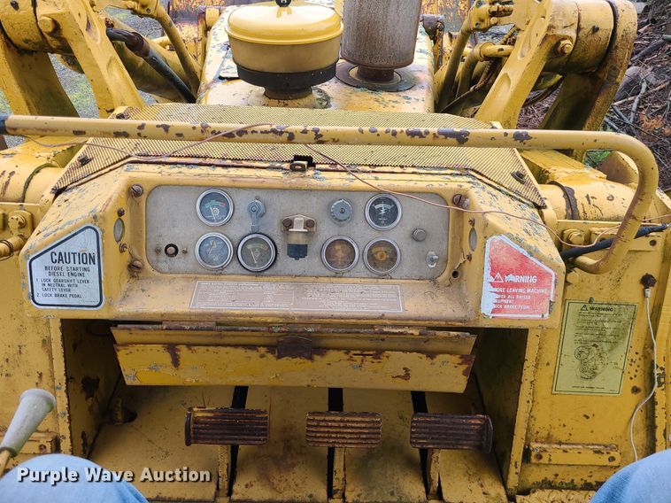 image for item LE9056 1974 Caterpillar 977L  track loader