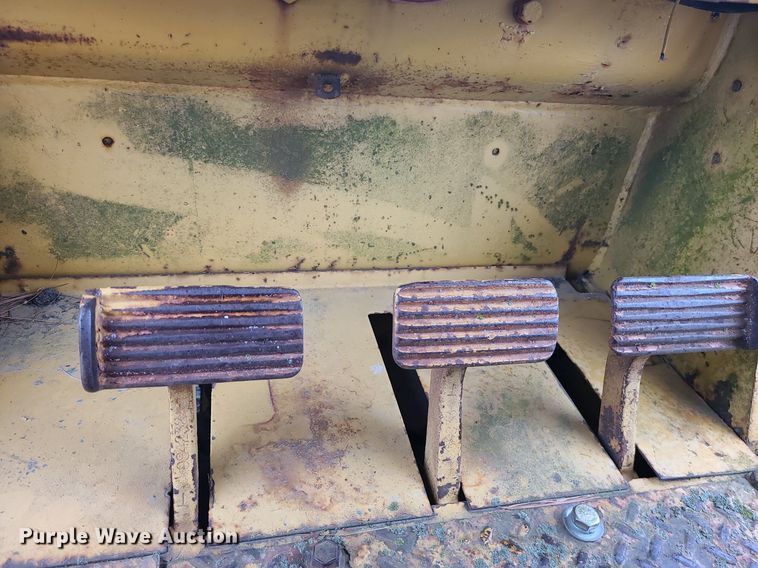 image for item LE9056 1974 Caterpillar 977L  track loader