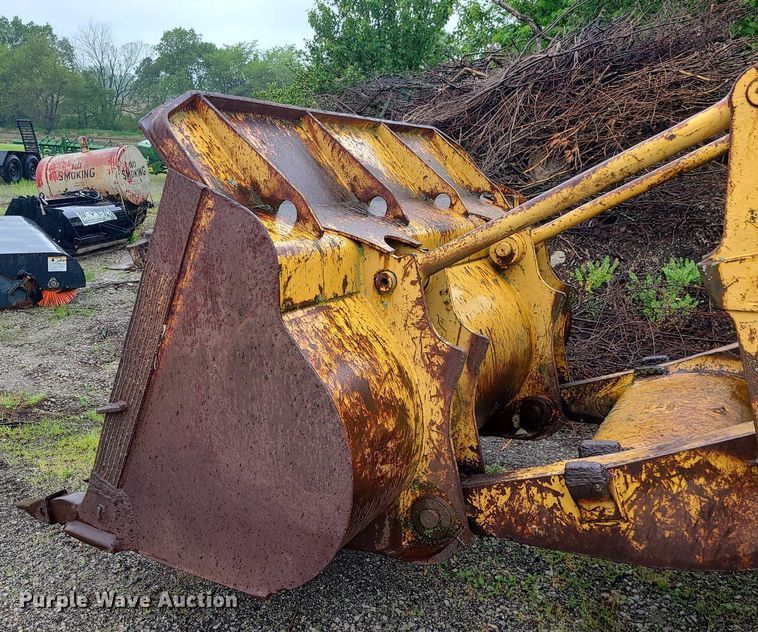 image for item LE9056 1974 Caterpillar 977L  track loader