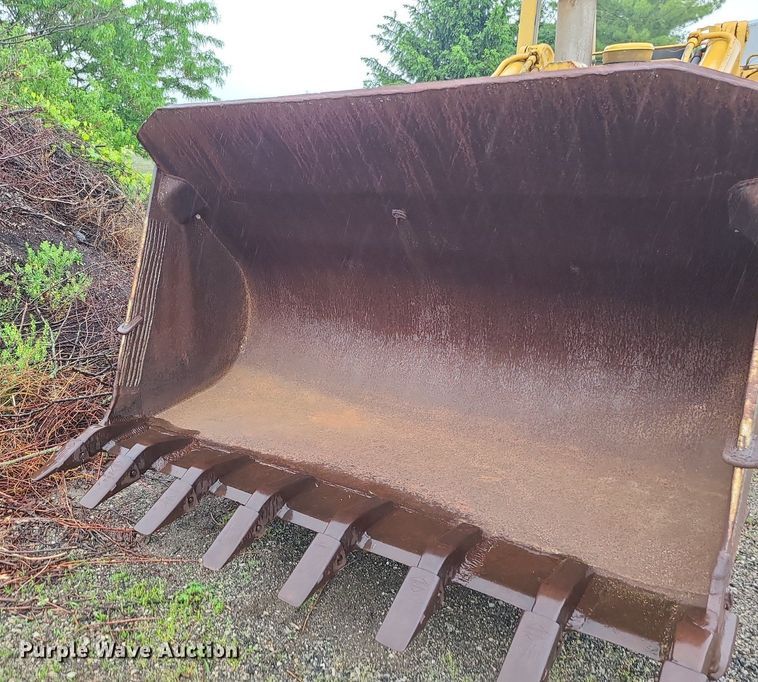 image for item LE9056 1974 Caterpillar 977L  track loader