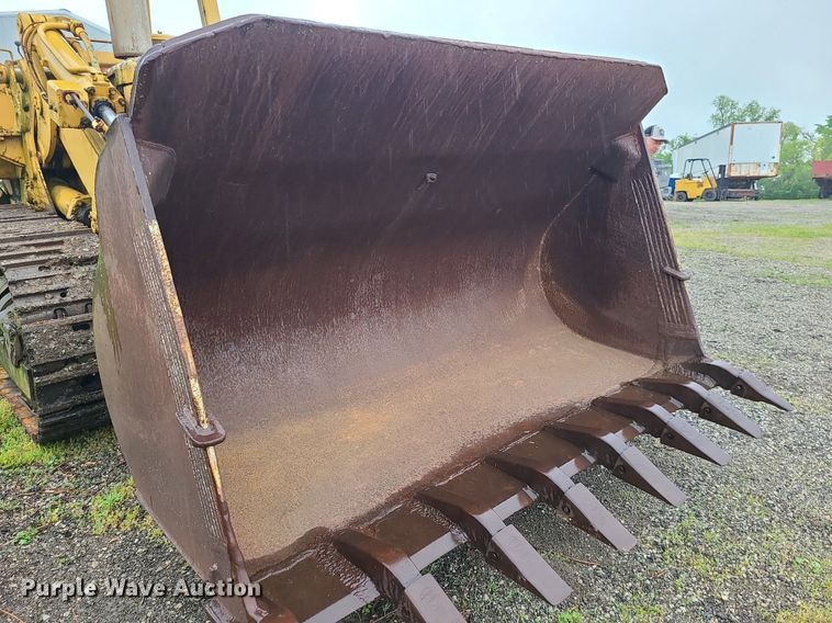 image for item LE9056 1974 Caterpillar 977L  track loader