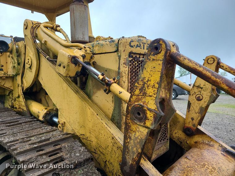 image for item LE9056 1974 Caterpillar 977L  track loader