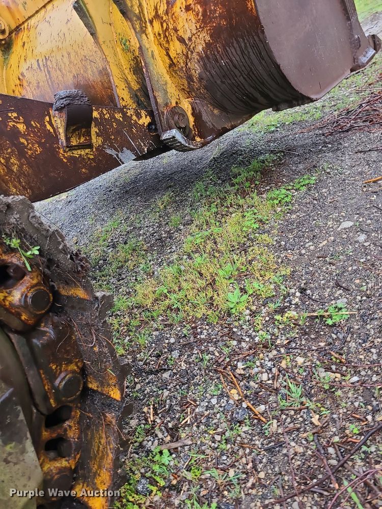 image for item LE9056 1974 Caterpillar 977L  track loader