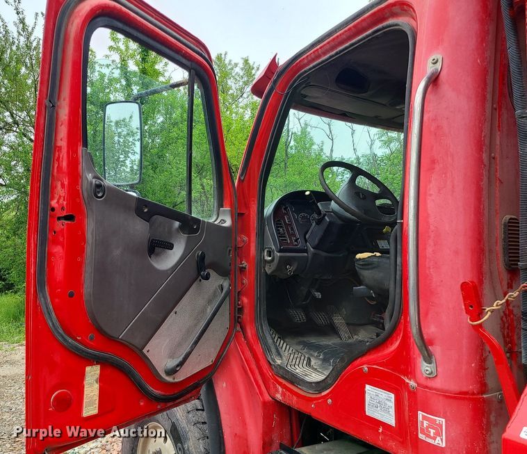 image for item LE9061 2007 Freightliner Business Class M2  dump truck