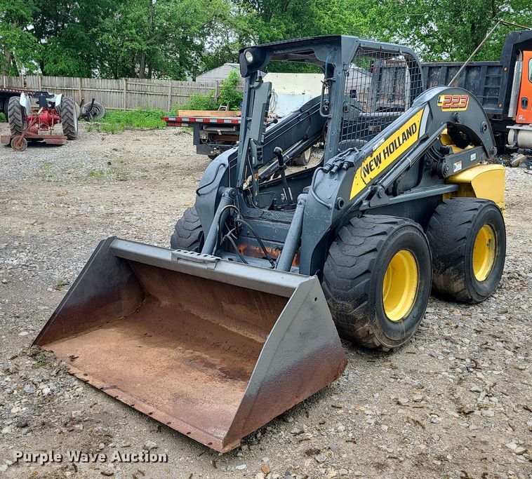 image for item LE9063 2011 New Holland L223  skid steer loader
