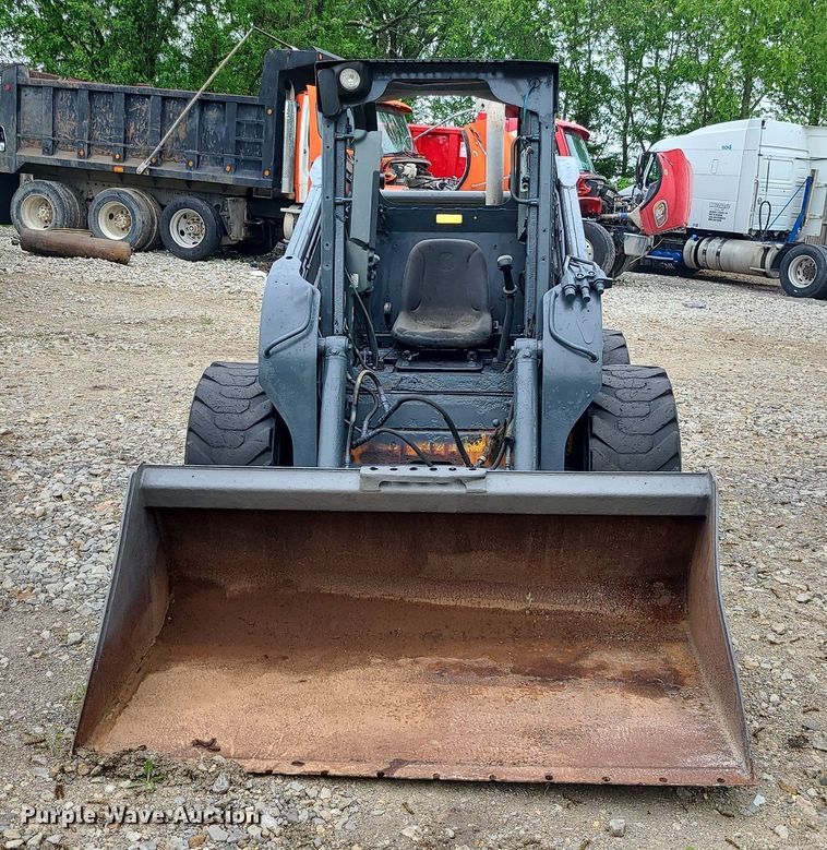 image for item LE9063 2011 New Holland L223  skid steer loader