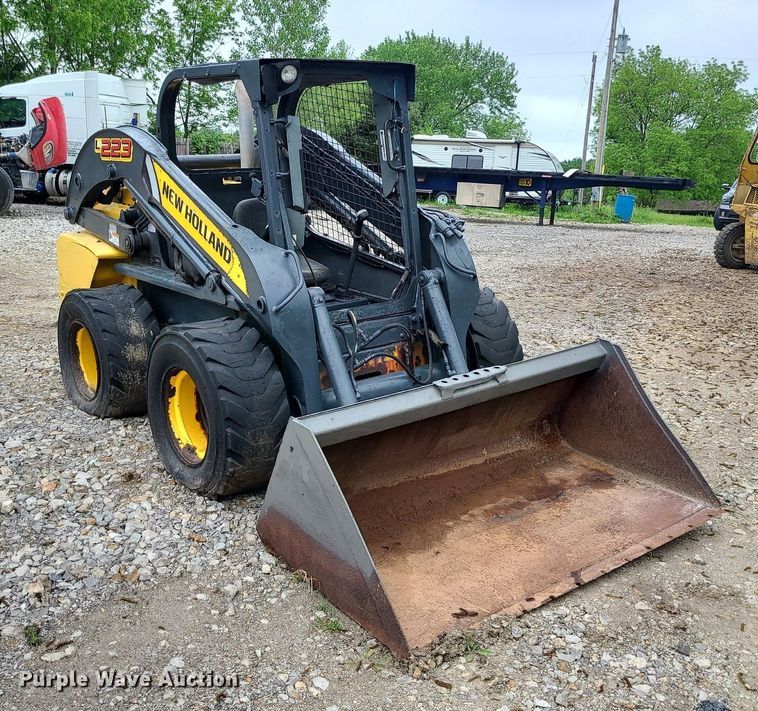 image for item LE9063 2011 New Holland L223  skid steer loader