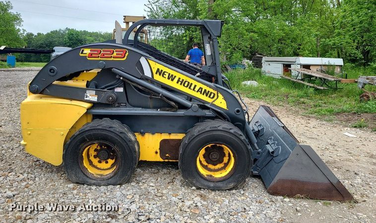 image for item LE9063 2011 New Holland L223  skid steer loader