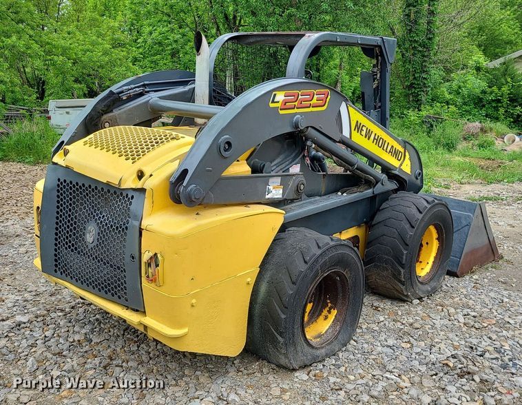 image for item LE9063 2011 New Holland L223  skid steer loader