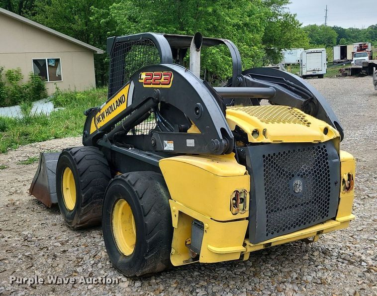 image for item LE9063 2011 New Holland L223  skid steer loader