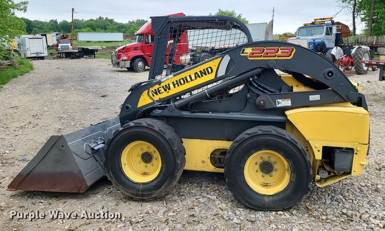image for item LE9063 2011 New Holland L223  skid steer loader