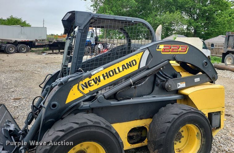 image for item LE9063 2011 New Holland L223  skid steer loader